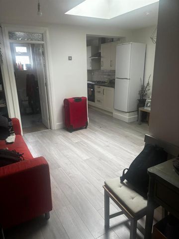 1 Bed Flat To Let On Caroline Street, Cardiff - Photo 3