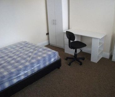 3 bedroom flat to rent - Photo 3