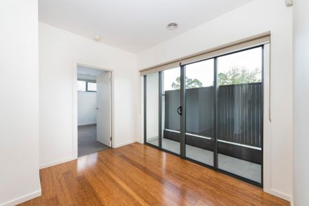 Spacious & Stylish Family Townhouse in Prime Ringwood Location - Photo 2