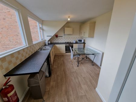 4 Bed Student Accommodation - Photo 3