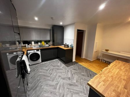 Room in a Shared Flat, Hanford Close, SW18 - Photo 3