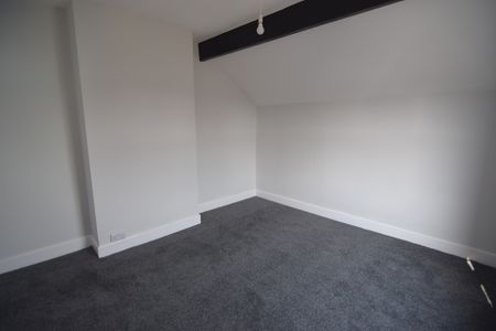 To Let 3 Bed End Terraced House - Photo 3