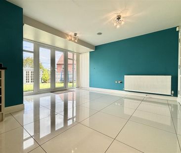 4 bedroom detached house to rent - Photo 2