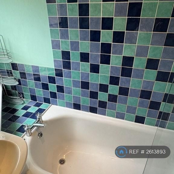 4 bedroom flat to rent - Photo 1