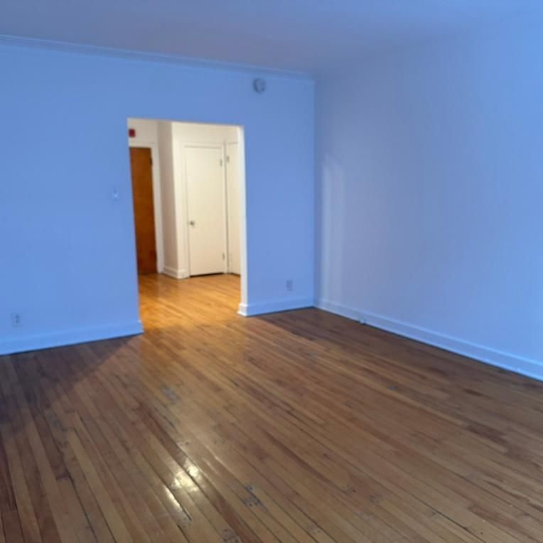 4 1/2 À LOUER, CÔTE-DES-NEIGES, DEUX CHAMBRES, LIBRE MAINTENANT - Photo 1