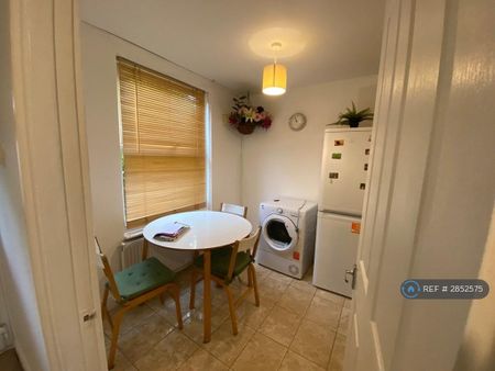 4 bedroom end of terrace house to rent - Photo 5