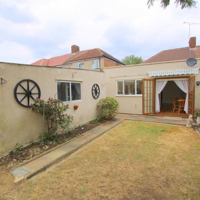 3 bedroom semi-detached bungalow to rent - Photo 1