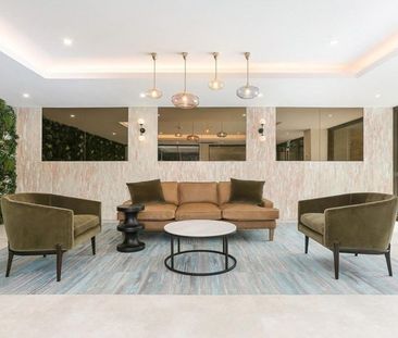 Designer apartment with study area and 1 storage cage - Photo 2