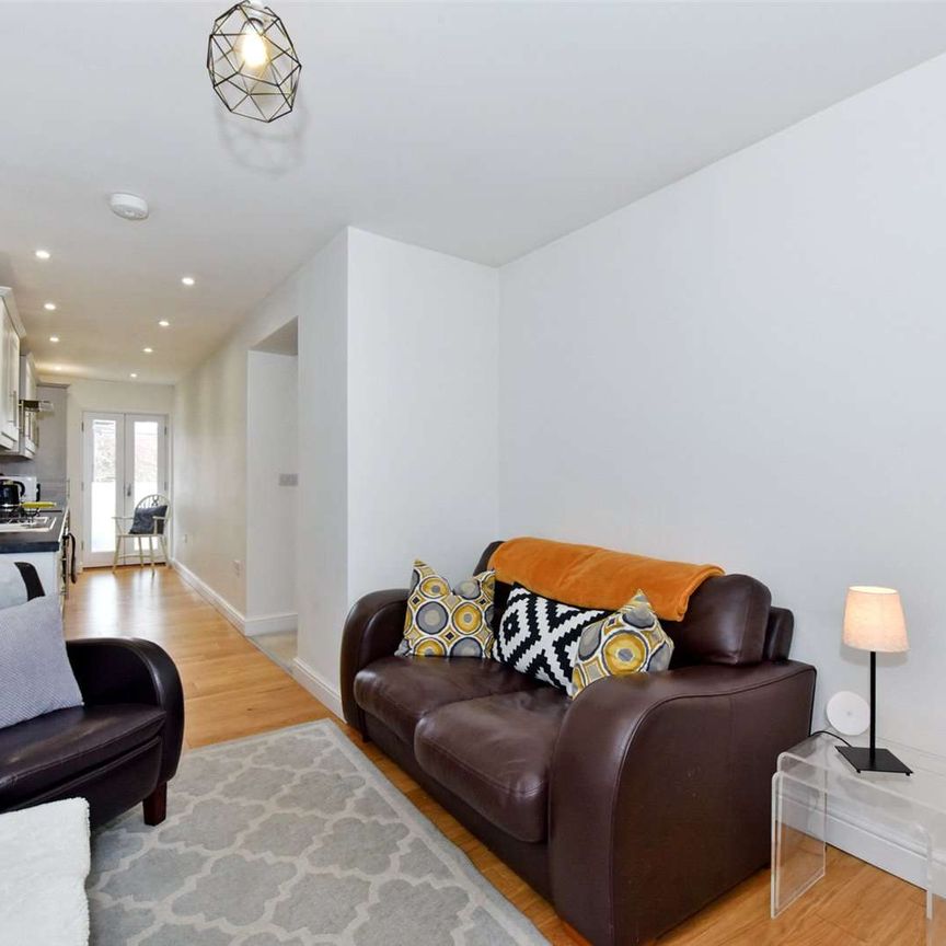 All inclusive short let. A super apartment in the centre of Henley available for short let - Photo 1