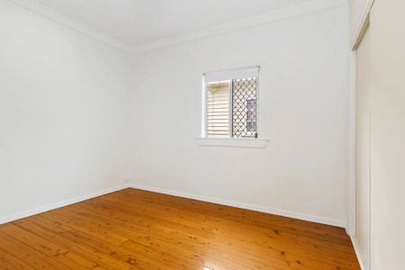 CHARMING THREE BEDROOM COTTAGE - GREAT LOCATION! - Photo 4