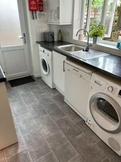 5 bedroom semi-detached house to rent - Photo 2