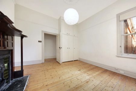 Two bedroom Edwardian house in ideal position- with courtyard! - Photo 4