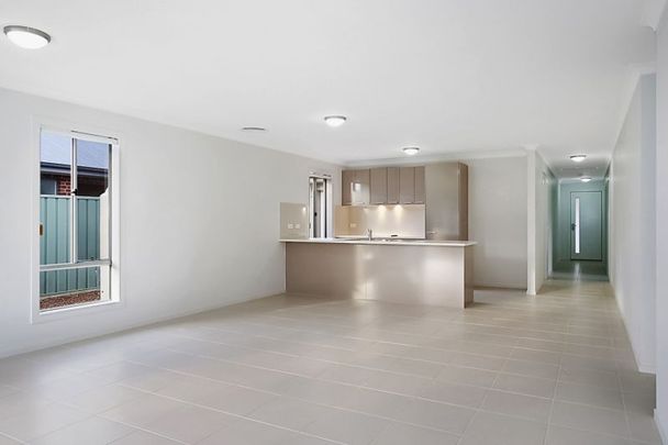 MODERN FAMILY LIVING IN MACARTHUR GROVE ESTATE - Photo 1