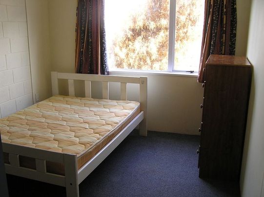 Modern student flat handy to campus - Photo 1