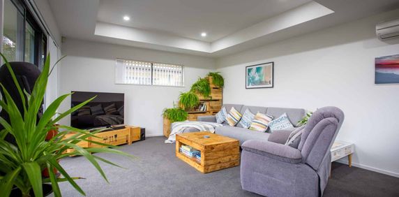 IMMACULATE FULLY FURNISHED SPACIOUS FAMILY HOME! - Photo 2