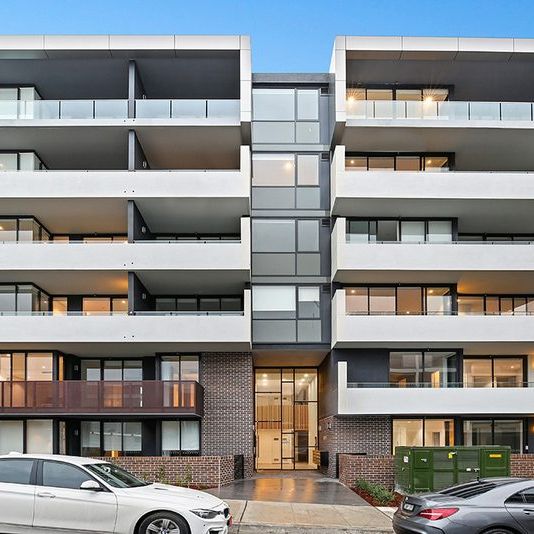 Designer 2 Bedroom Garden Apartment! - Photo 1