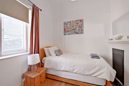 Short Let: all bills included. Historic four bedroom property with gated off -street parking and small courtyard garden in sought after Eton. - Photo 4