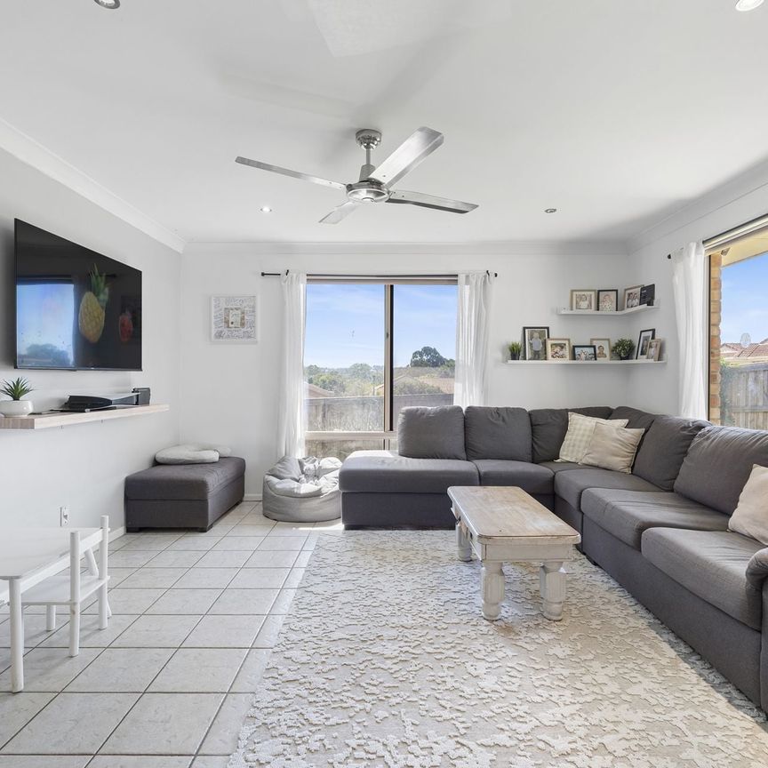 For Lease: Welcoming Interior and Fantastic Outdoor Entertaining Deck! - Photo 1