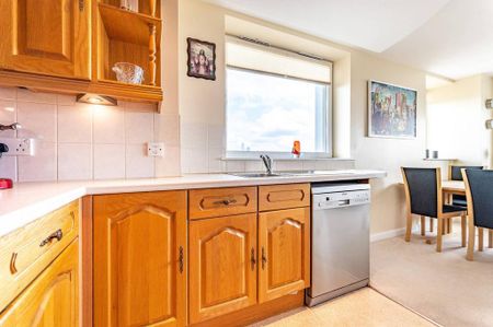 3 bedroom flat to rent - Photo 4