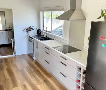 Tidy Family Home - 2 minutes to everything! - Photo 2