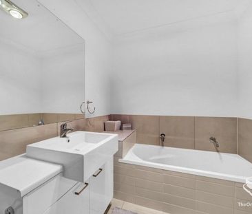 Beautifully designed 3-bedroom unit - Photo 4