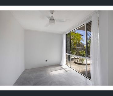 2/33 Darrambal Street, Surfers Paradise, Qld 4217 - Photo 1