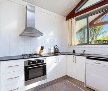 GORGEOUS FREESTANDING VILLA - PET FRIENDLY! - Photo 5