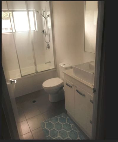Modern Furnished Room with Private Bathroom, Move in Ready, Ideal for Student - Photo 3