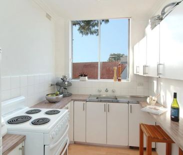 Spacious One Bedroom Apartment In Prime Location - Photo 2