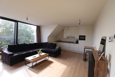 Appartement op de 2de verdieping met 1 slaapkamer, lift, terras, autostaanplaats en buitenberging. - Photo 4