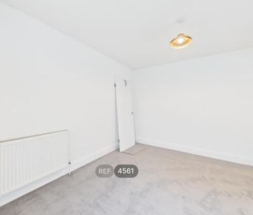 4 bedroom detached house to rent - Photo 2