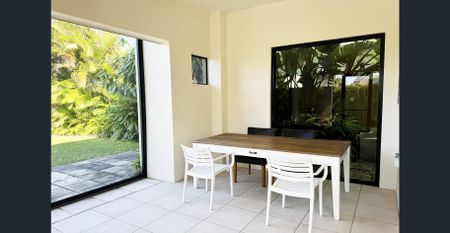 Furnished Park/ Lake view House in Hope Island - Photo 4