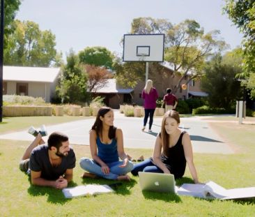 Six Bedrooms Lakeside - Photo 3