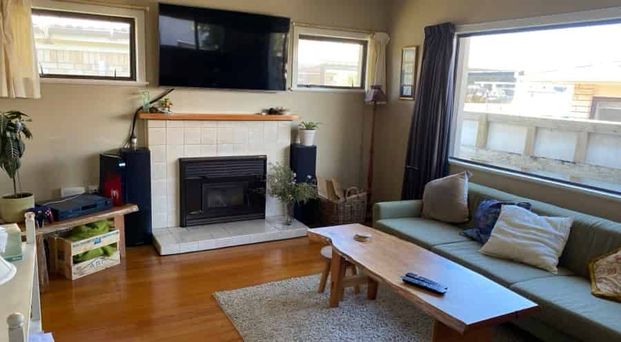 Perfect for families or professionals seeking a comfortable and stylish living space. - Photo 1