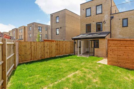 Well-presented spacious house in Trumpington Meadows - Photo 3