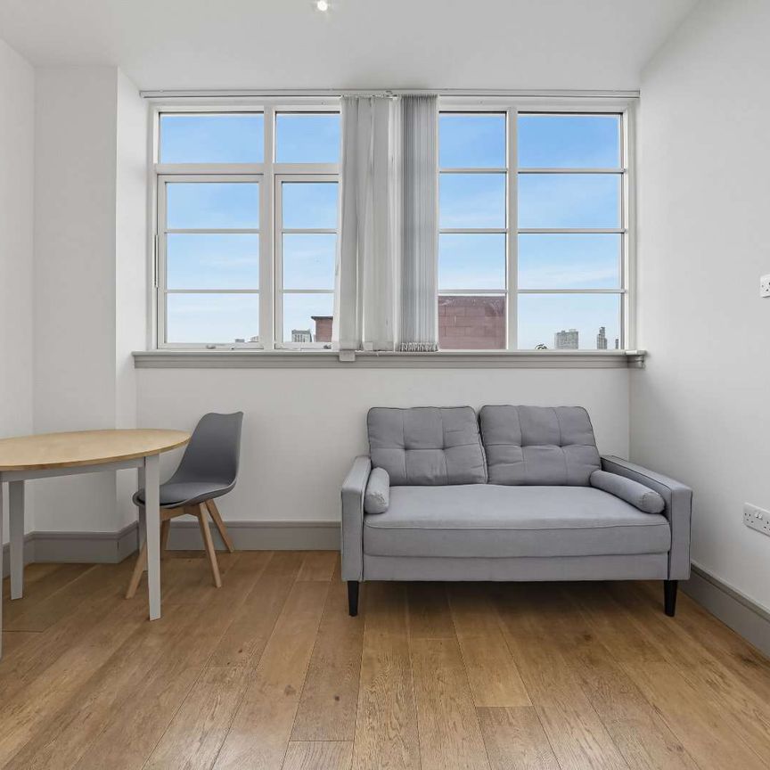 A Spacious, bright, open plan Studio flat with separate bedroom area situated in the centre of Whitechapel a short walk from transport links. - Photo 1