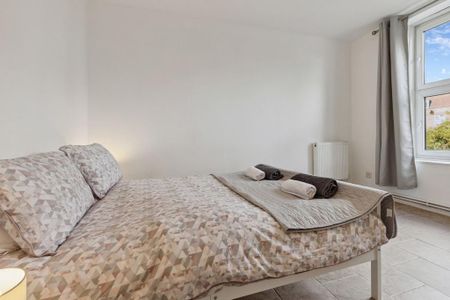3 bedroom flat to rent - Photo 3