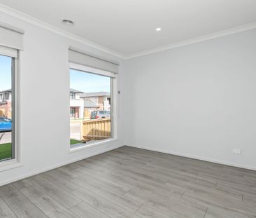 Stunning 4-Bedroom Family Home in Wollert - Photo 4