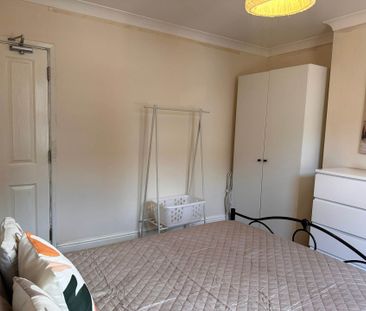 Room 1: 18 RUPERT ROAD, Guildford, GU2 7NE - Photo 2