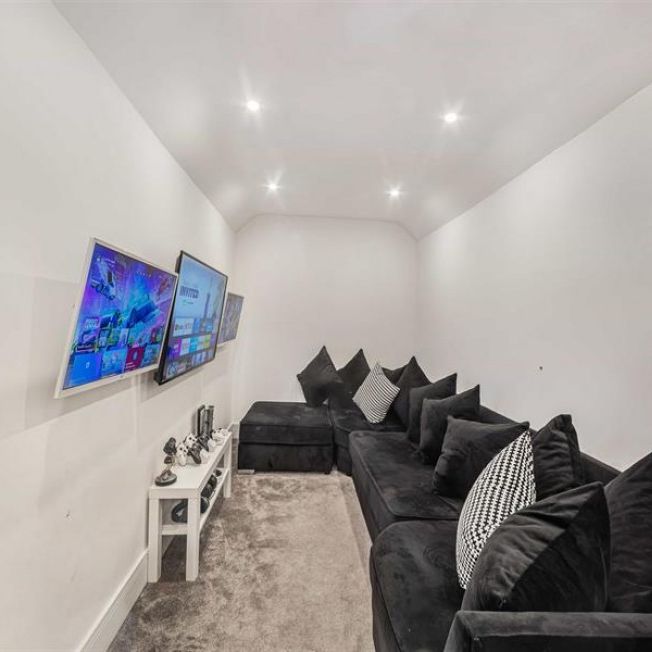 5 Bedroom Detached To Let - Photo 1