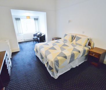 1 bedroom hotel room to rent - Photo 2