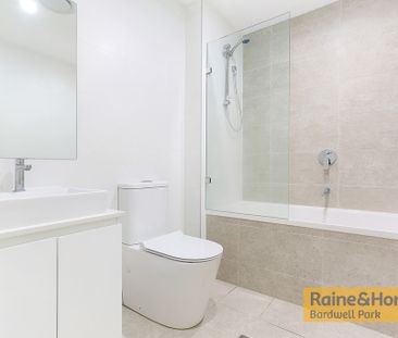 SPACIOUS APARTMENT IN PRIME LOCATION - Photo 1