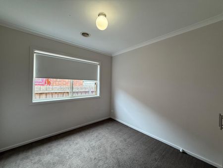 Spacious 3 Bedroom House - Photo 3