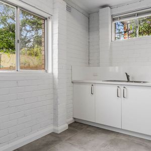 PERFECTLY SITUATED FLAT - Photo 2