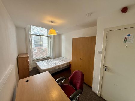 5 bedroom flat to rent - Photo 4