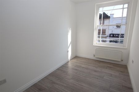 2 bedroom Apartment to let - Photo 2