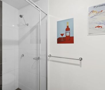 Sun filled apartment - Photo 6