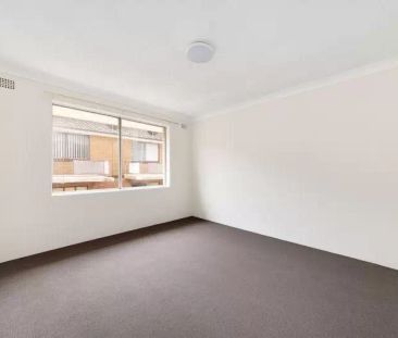 Apartment with 2 bedrooms, 1 bathroom & parking for 1 car - Photo 2