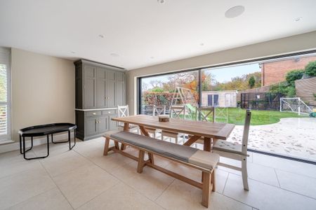 4 bedroom detached house to rent - Photo 3