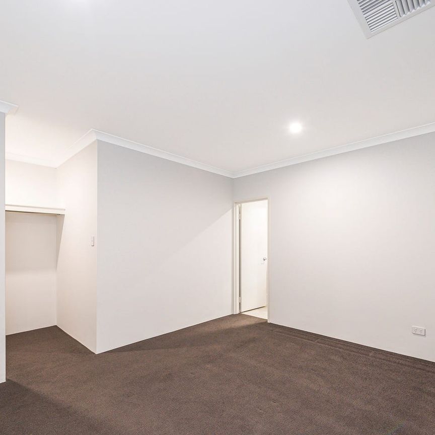 Low‑Maintenance Living in Prime Aveley Location - Photo 1